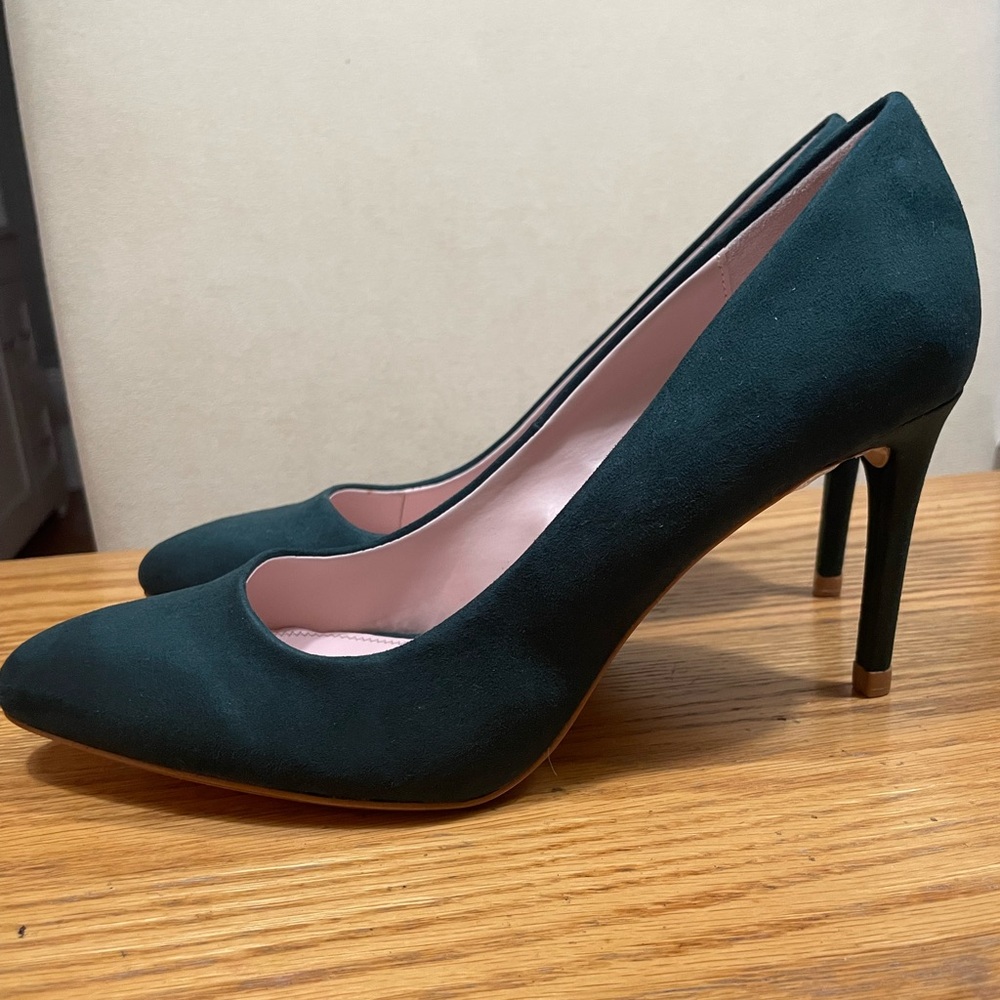 Beautiful high heels, green perfect for fall season!